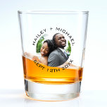 Vaso De Chupito Aniversario de la nueva pareja de Bodas fotográfic<br><div class="desc">Elegante fiesta de cristal de tiro de boda para pareja recién casada Personalízalo añadiendo un nombre de cada cónyuge,  apellido y fecha de aniversario de su boda y una fotografía. Gran regalo de ducha de novia para un marido y una mujer.</div>