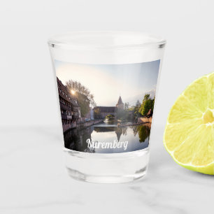 Vaso De Chupito Atardecer sobre el viejo puente medieval en Nuremb