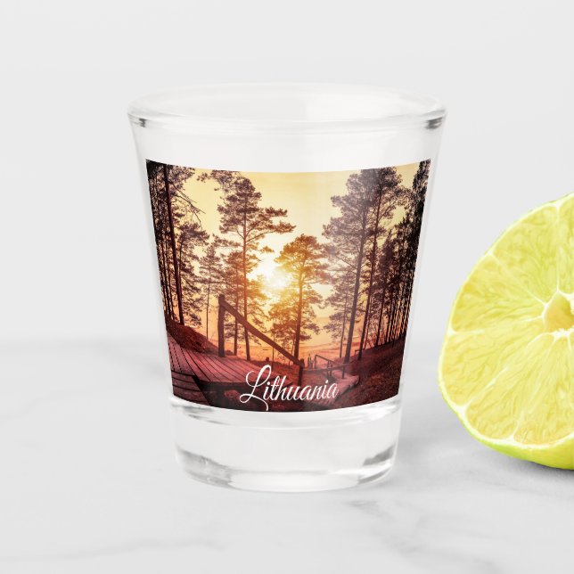 Vaso De Chupito Atardecer sobre un sendero de madera en un bosque  (Anverso)