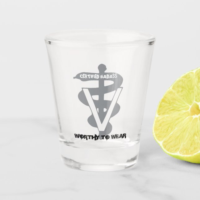 Vaso De Chupito Badass Certificada Veterinaria - Vale La Pena Usar (Anverso)