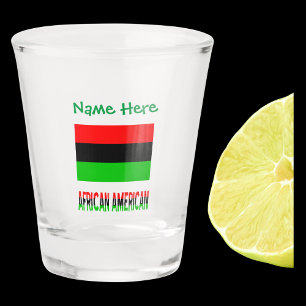Vaso De Chupito Bandera de la Diáspora Afroamericana Verde Persona