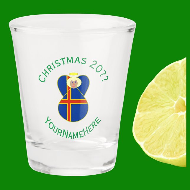 Vaso De Chupito Bandera de los Navidades de Ålander Angel personal (Christmas angel wears the Åland Islands Flag. Green text for holiday, year, and name.)