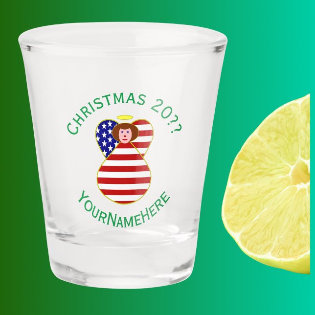 Vaso De Chupito Bandera de los Navidades del Ángel Rojo Haired de  (Christmas shot glass has red haired angel wearing USA Flag. Green text for name, holiday, and year.)