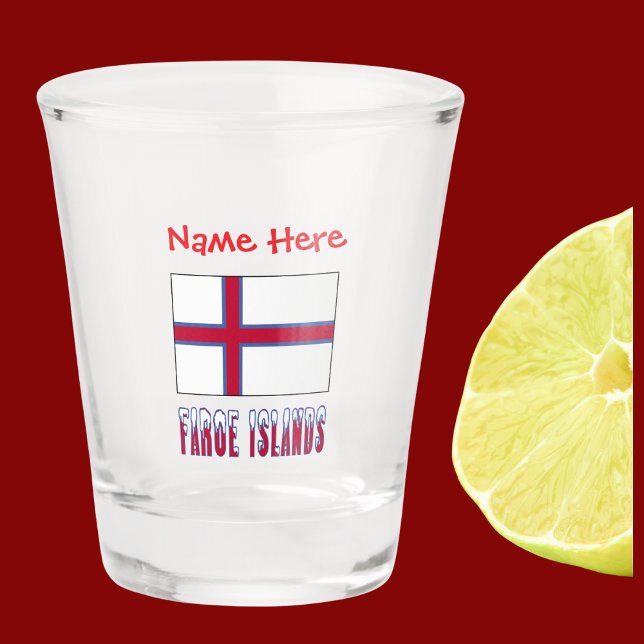 Vaso De Chupito Bandera isleña de las Islas Feroe: Roja personaliz (Shot glass has Faroe Islander Flag with words FAROE ISLANDS below in snow capped letters. Add a name)