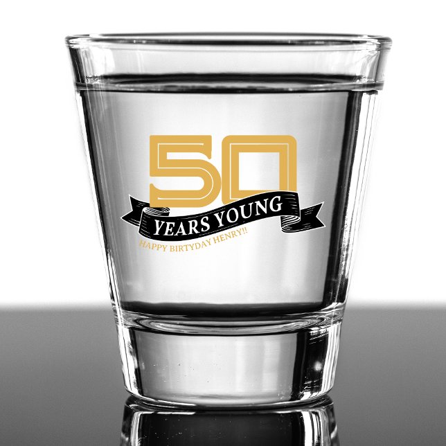 Vaso De Chupito Banner joven de 50 años Black & Gold (Black & Gold 50 Years Young Banner 50th Birthday Shot Glass)
