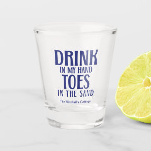 Vaso De Chupito Beba con los dedos de la mano en la playa de citas