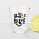 Vaso De Chupito Bebida de propuesta de GroomsMan para aceptar un c<br><div class="desc">Empieza la celebración del boda con estilo con una divertida propuesta personalizada de Groomsman copas de vidrio. El diseño presenta elegantes nombres de tipografía moderna y una solicitud de personalizable que dice "¿Serás mi Groomsman? Bebe para aceptar". Todo el texto es sencillo de personalizar o eliminación. Estos únicos y originales...</div>
