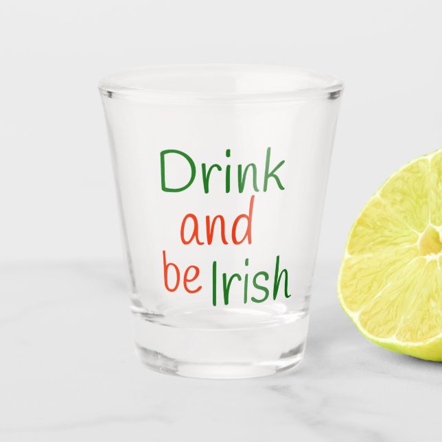 Vaso De Chupito Bebida roja y verde y sé irlandés (Anverso)