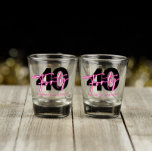 Vaso De Chupito Black Neon Pink 40th Birthday Shot Glass<br><div class="desc">Celebra con estos lentes de tiro inspirados en el signo de neón de 40 años. Personaliza con tu propio mensaje o nombre.</div>