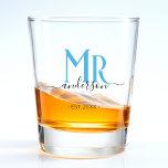 Vaso De Chupito Blue Husband Groom Sr. Boda Aniversario<br><div class="desc">Celebra tu sagrado matrimonio con este frío vaso de Mr. Personalizar añadiendo tu apellido / apellido y fecha de aniversario del boda. Fuente elegante azul y negro. Gran aniversario o regalo de cumpleaños para un novio.</div>