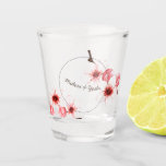 Vaso De Chupito Boda de flores de cerezo de color acuático moderno<br><div class="desc">Una flor de cerezo de color agua pintada le dio un favor de vidrio a la novia y al novio por su tostada de sake boda o san san ku do. Una tradición boda japonesa.</div>