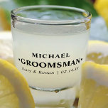 Vaso De Chupito Boda Fecha y nombre Groomsman Personalizado<br><div class="desc">Vidrio de tiro personalizado - un encantador regalo de boda para su fiesta de boda. Diseño elegante y minimalista en tipografía moderna de color negro. La plantilla de nombres está lista para que usted pueda personalizar con el nombre de su novio, el nombre de la novia y del novio y...</div>