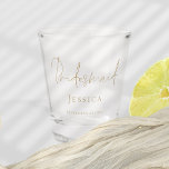 Vaso De Chupito Bridesmaid Gift Gold Script Nombre Boda Fecha<br><div class="desc">Bridesmaid Gift Gold Script Nombre Boda Fecha. ¡Su dama de honor estará encantada de recibir este práctico vaso con su elegante guión! Tiene su nombre y la fecha de su boda para hacerlo extra especial,  que son fácilmente personalizados.</div>