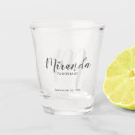 Vaso De Chupito Bridesmaid personalizada de escritura moderna<br><div class="desc">Añada un toque personal a su boda con un cristal de disparo personalizado para la dama de honor. Este cristal de disparo presenta el nombre personalizado de la dama de honor en el estilo de letra de escritura moderno gris y monograma en el estilo de letra de escritura moderno gris...</div>
