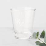 Vaso De Chupito Bridesmaids personalizadas de escritura moderna<br><div class="desc">Bridesmaids personalizada moderna Shot Glass con el nombre personalizado de la dama de honor en blanco estilo de letra caligrafía moderna con título y fecha boda en blanco moderno estilo sans serif estilo de letra. También perfecto para la dama de honor, chica de flores, madre de la novia, padrino, mejor...</div>