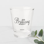 Vaso De Chupito Bridesmaids personalizadas de escritura moderna<br><div class="desc">Moderna Bridesmaids personalizada Shot Glass con el nombre personalizado de la dama de honor en estilo moderno de caligrafía con título y fecha boda en estilo moderno sans serif. También perfecto para la dama de honor, chica de flores, madre de la novia, padrino, mejor hombre, padre de la novia y...</div>