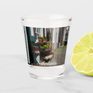 Vaso De Chupito Calzado de madera holandés tradicional en la calle