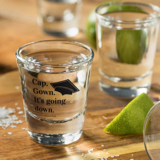 Vaso De Chupito Cap Gown está cayendo en la fiesta de graduación (Subido por el creador)