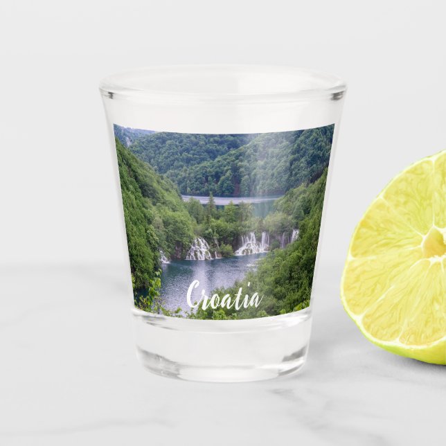 Vaso De Chupito Cascada de cascada con bosque verde en Croacia (Anverso)