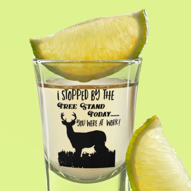 Vaso De Chupito Caza divertida de ciervos Caza Whitetail Buck (Funny shot glass for the deer hunter who always has to work. The deer are at the stand, are you?)