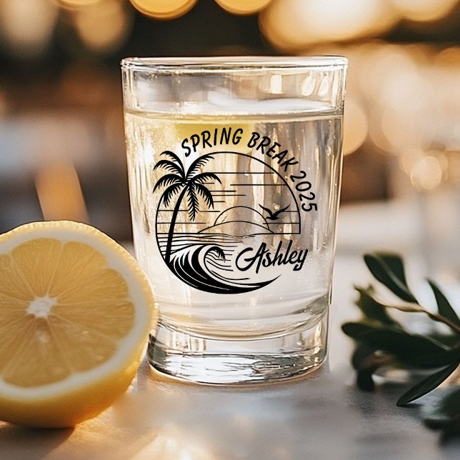 Vaso De Chupito Chicas Viajan en Vacaciones de Primavera Divertido (A shot glass with "Spring Break 2025" and "Ashley" printed in black, featuring palm trees and waves.)