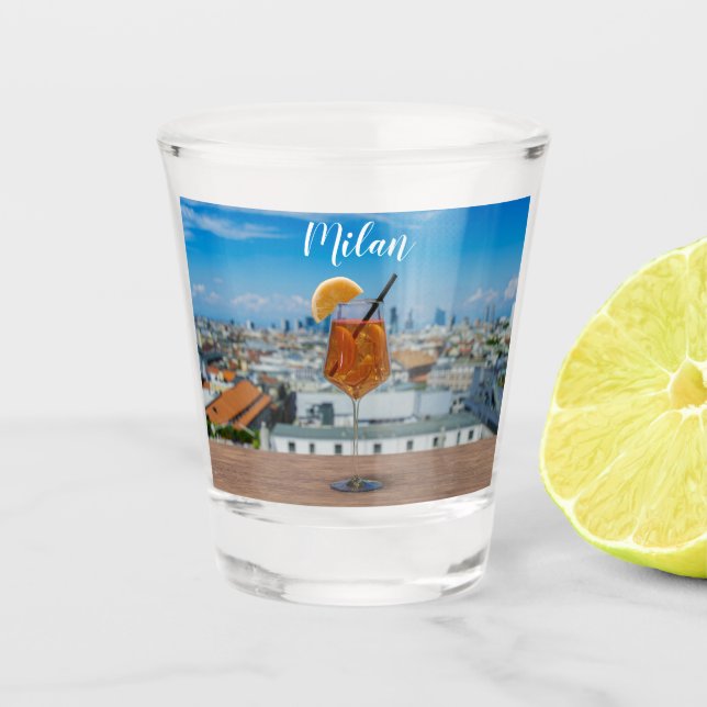 Vaso De Chupito Cóctel Spritz en una mesa con vistas a Milán (Anverso)