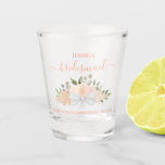 Vaso De Chupito Coral Peach Boho Floral Elegante Boda de la dama d<br><div class="desc">Estas hermosas gafas de tiro son una manera divertida y reflexiva de agradecer a sus bodas damas de honor. Cuentan con un bonito diseño de moda boho con elegantes letras de guión y un grupo de rosas acuáticos pintados a mano, flores, hojas de eucalipto y vegetación en tonos de coral,...</div>