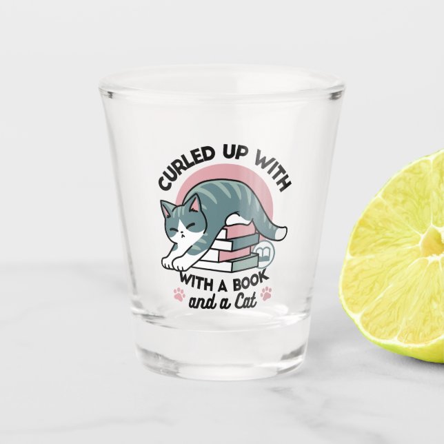 Vaso De Chupito Curva con un libro y un gato - cómodos lectores de (Anverso)
