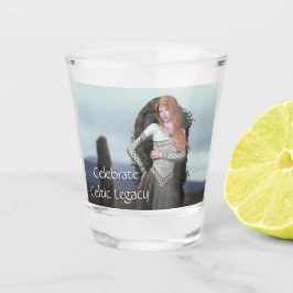 Vaso De Chupito Dama celta posando frente a antiguas piedras