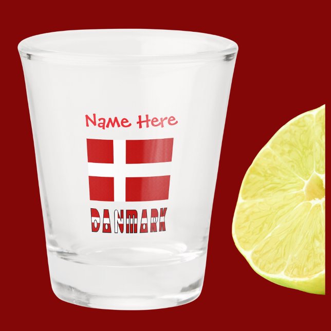 Vaso De Chupito Danmark Dannebrog Personalización Roja  (Shot glass has Danish flag and the word DANMARK below. Add a name above in red text.)