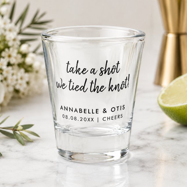Vaso de chupito de boda | Regalo de fiesta persona (Personalized wedding shot glass with couple names, date and tied the knot wording.)