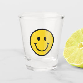 Vaso de chupito de cara sonriente. Emoji divertido