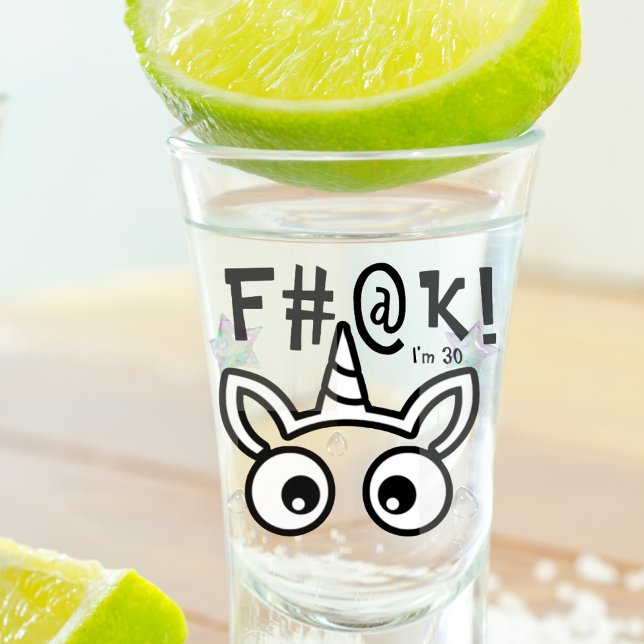 Vaso de chupito de cumpleaños divertido dándose cu (Subido por el creador)