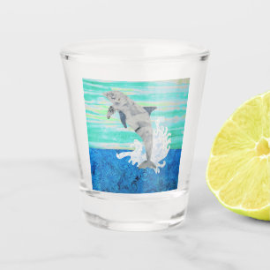Vaso De Chupito Delfín saltando el océano chispeando a la playa