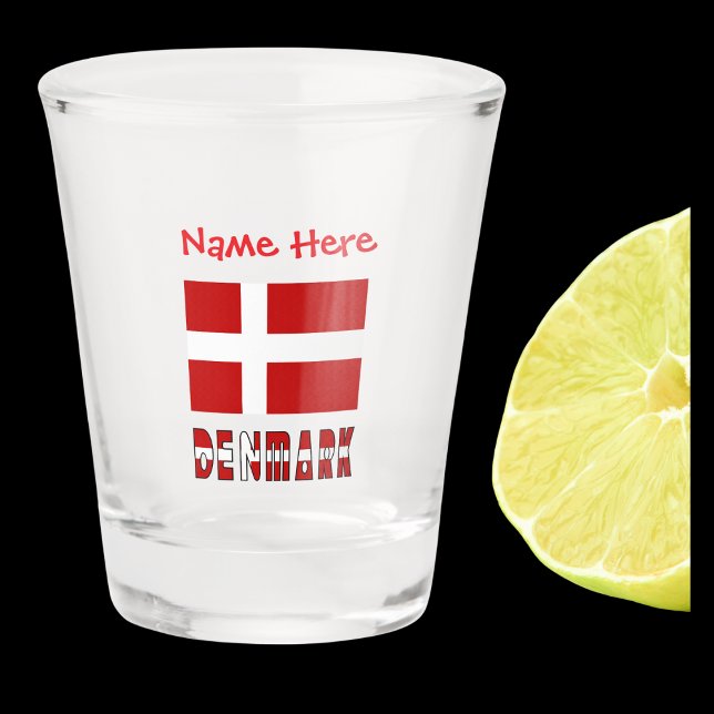 Vaso De Chupito Dinamarca Bandera Roja personalizada (Shot glass has Danish Flag with the word DENMARK below in colors of flag. Add name above in red text)