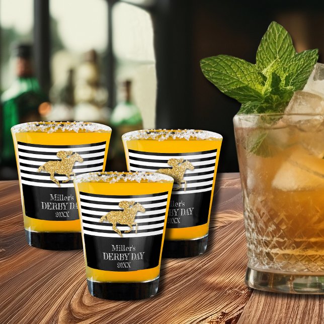 Vaso De Chupito Dorado Derby Day Racehorse Bandas blancas negras (Gold Derby Racehorse and Jockey on Black and White Stripes Shot Glass)