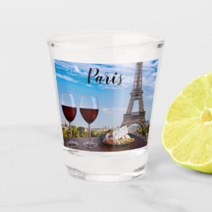 Vaso De Chupito Dos copas de vino en un café en París