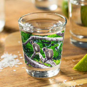 Vaso De Chupito Dos Monos Verdes Sentados En Vidrio De Árbol