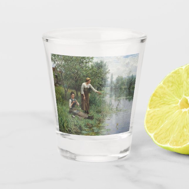 Vaso De Chupito Dos mujeres pescando en la hierba junto al río (Anverso)
