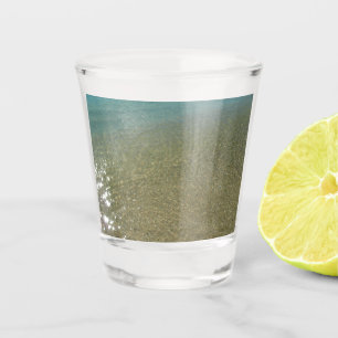Vaso De Chupito El agua en la playa resumen la fotografía de la na