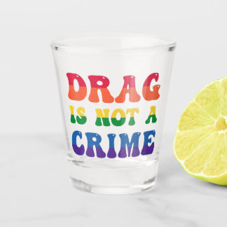 Vaso De Chupito El Arrastrar No Es Un Crimen Capturado De Vidrio