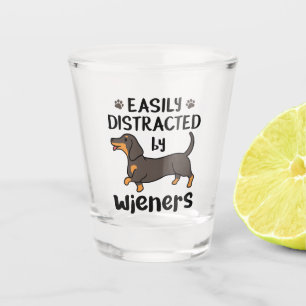 Vaso De Chupito El perro de Dachshund es fácilmente distraído por