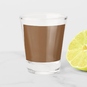 Vaso De Chupito Elevar el diseño con un fondo marrón
