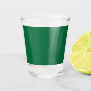 Vaso De Chupito Elevar el diseño Web con un fondo verde