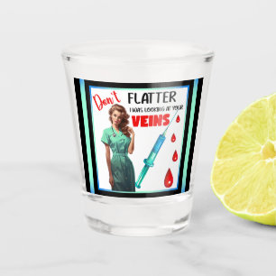 Vaso De Chupito Enfermera nostálgica linda: no te engañes