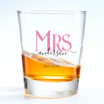 Vaso De Chupito Esposa rosa novia Novia Boda Aniversario<br><div class="desc">Celebra tu santo matrimonio con este lindo vaso de la señora de las esposas. Personalizar añadiendo tu apellido / apellido y fecha de aniversario del boda. Fuente elegante rosa y negro. Gran aniversario o regalo de cumpleaños para una esposa.</div>
