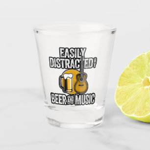 Vaso De Chupito Fácilmente distrado por la cerveza y la música