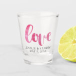 Vaso De Chupito Favor de la boda del guión de amor<br><div class="desc">Guión audaz de "amor" en acuarela rosa,  favor boda personalizado.</div>