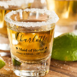 Vaso De Chupito Fecha de Boda de la doncella de honor y nombres pe<br><div class="desc">Vidrio de disparo personalizado para tu empleada de honor - un encantador regalo de boda para tu fiesta de boda. Diseño elegante y minimalista en tipografía moderna de color negro. La plantilla de nombres está lista para que usted pueda personalizar con el nombre de su empleada de honor, el nombre...</div>