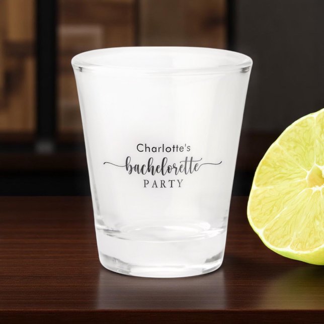 Vaso De Chupito Fiesta de Soltera con Estilo en Blanco y Negro (Black And White Stylish Bachelorette Party Shot Glass)